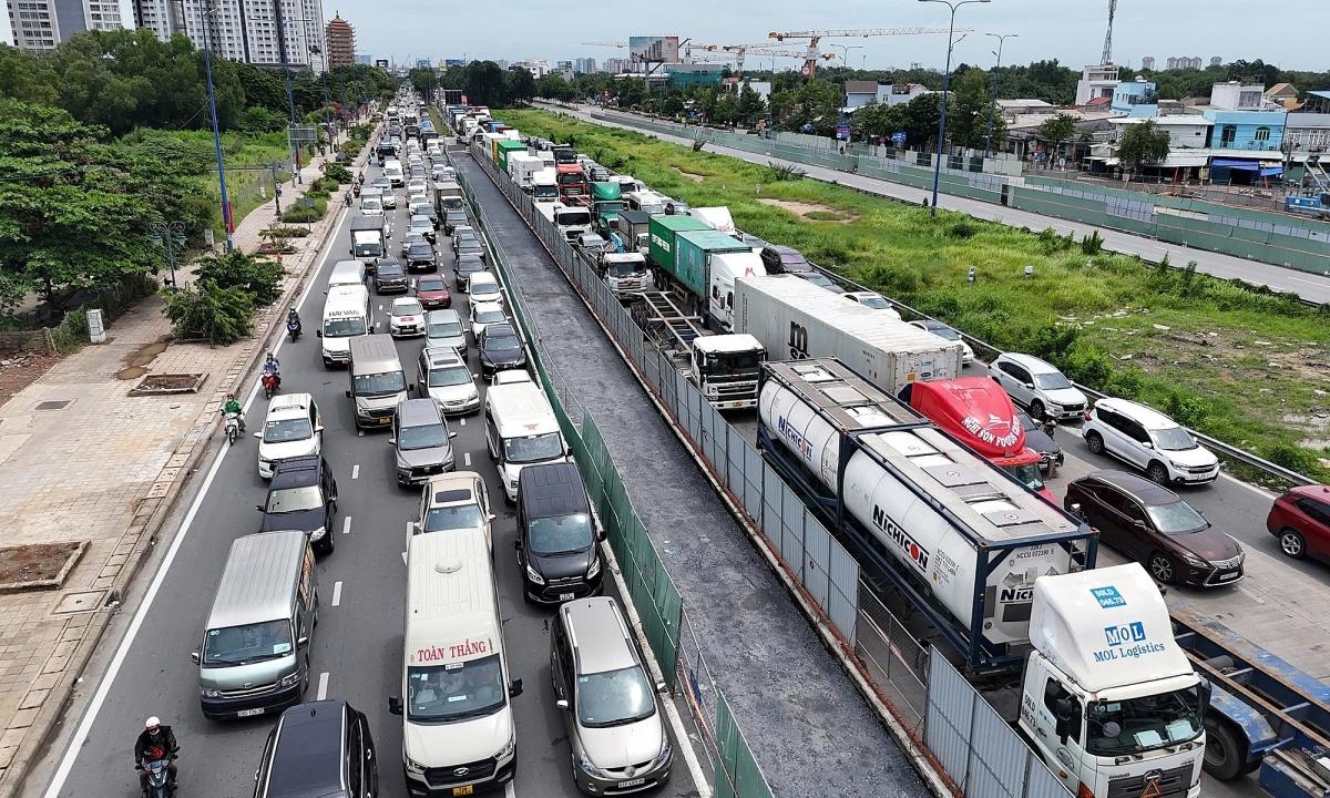 Vòng xoay Phú Hữu Nguyễn Duy Trinh nhộn nhịp vào buổi sáng sớm